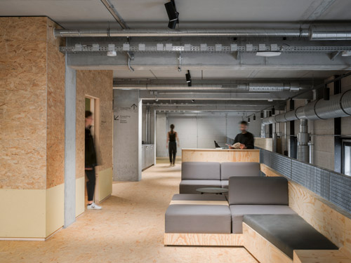Here Studio De Schutter relies on so-called 'lighting hacks': price-optimised luminaires made up of standard components, yet individually tailored to the requirements of the project.