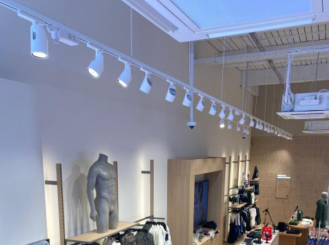 Sportswear brand Lululemon is using bio plastic spotlights at its newly refurbished outlet in the Trafford Centre, Manchester. The outlet features Nort GS luminaires from Shoplight, part of its Circulight range.  